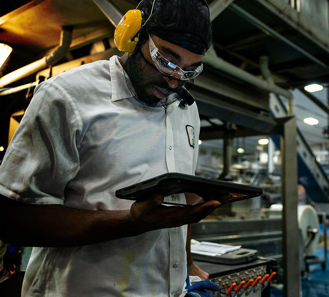 Manufacturing Worker Using IIoT and Analytics on their Mobile Device
